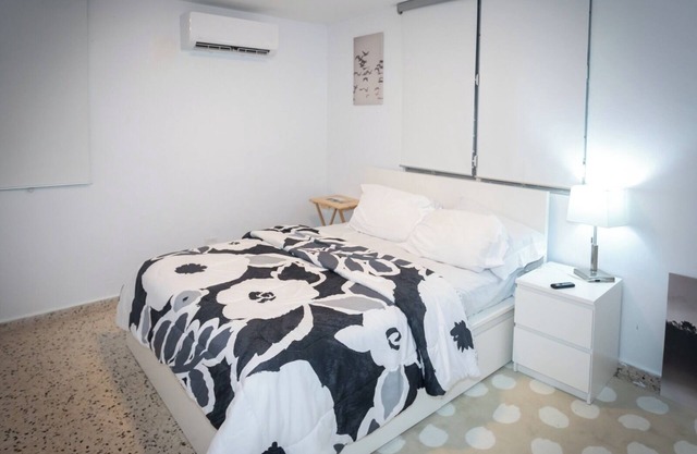 3BR Apartment w/ HDTV, 5 mins from Beach, pets OK.