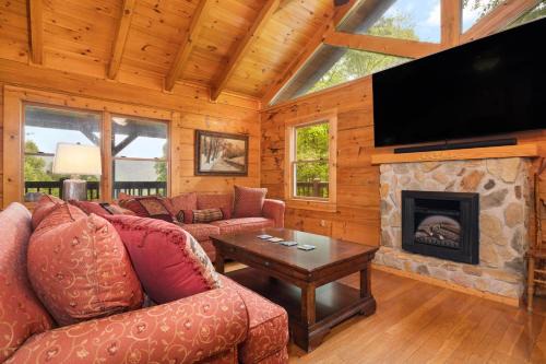 3BR cabin near Nolichucky River in Erwin Single Family Home