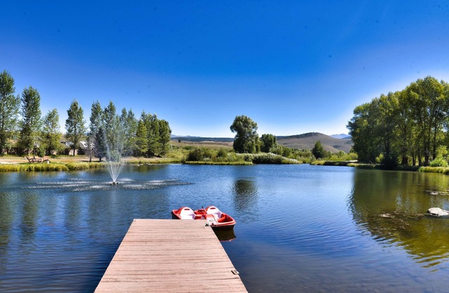 Riverfront 3BR Cabin Pool, Hiking Trails