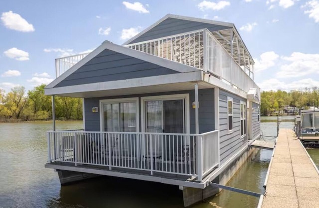 3BR Floating Cabin - Dog Friendly