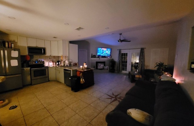 3br Home 4 minutes to beach kayaks, bikes, gym