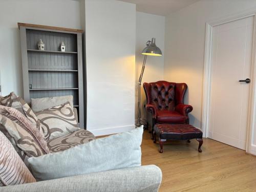 3BR Home Away From Home - Free Parking - Near LGW Airport - VAT Registered