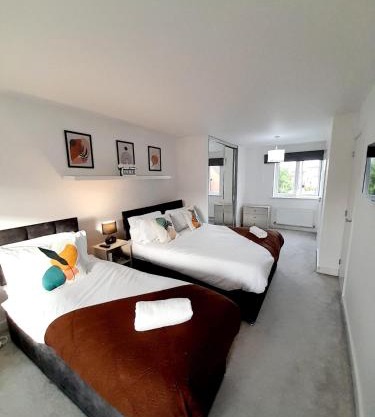 3BR House with 3 Bathrooms - Families - Professionals - Relocators - NEC - BHX - HS2 - JLR - Travel Cot Available - Pets Welcome - Free Parking