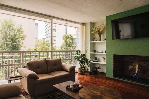 3BR in Condesa w Balcony, Roma Across St