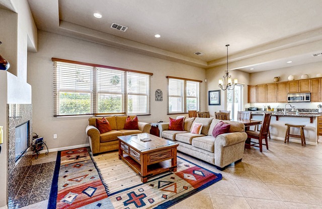 3BR Mtn Home with pool, hot tub, patio, fireplace, golf, Coachella
