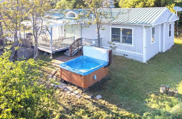 3BR Private 8 Acre Mountain Vista Spa Retreat