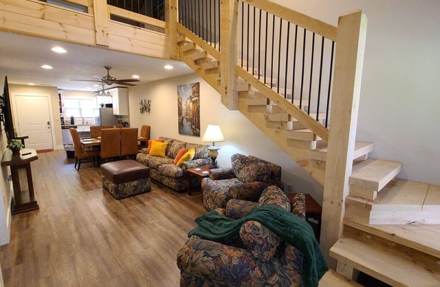 3 Bedroom WALK-IN~ Desk 🏊 Pool~Lake Access~🐶Pets OK (Paradiso)