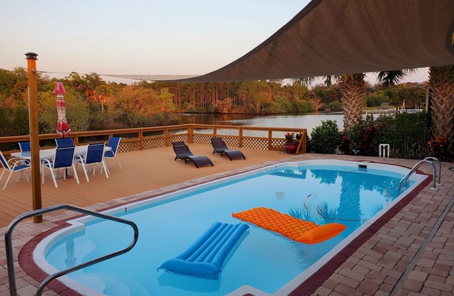 Oasis 3BR au bord de l'eau avec piscine chauffée privée et terrasse spacieuse