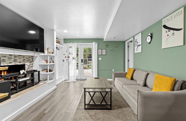YH&JQ Getaway: 2BR w/ Game Room, EV Charger & Ideal for Gatherings!Pet-Friendly.