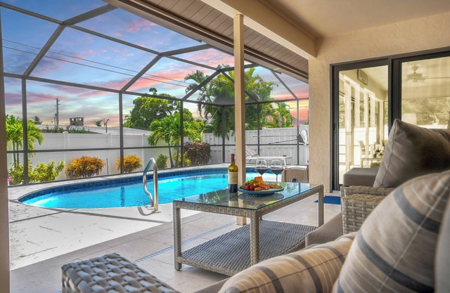 3mins2Beach-Sleeps10-Pool+FencedYard-Bikes-Patio