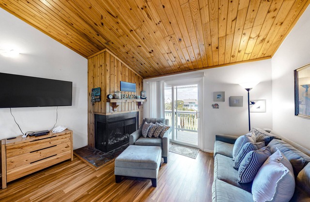 3rd-floor, dog-friendly retreat with loft & balcony