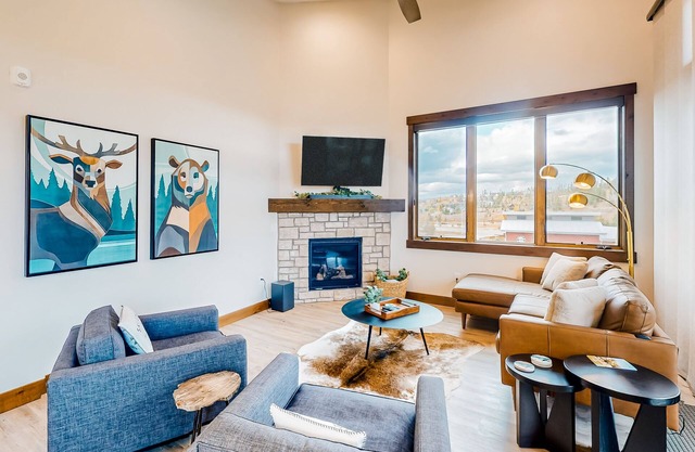 3rd-floor mtn-view condo with private hot tub, elevator, balcony, fireplace, W/D