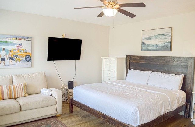 3rd-floor studio with Gulf view, balcony, pool, & tennis