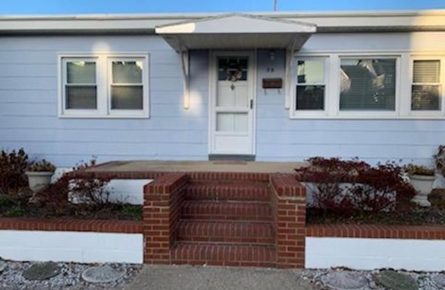 3rd from the beach!! Super Cute Bungalow!!