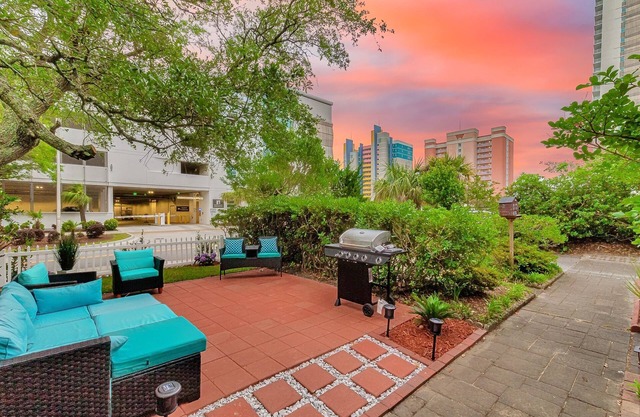 3story beachside downtown skywheel house/hot tub/arcade/PETS
