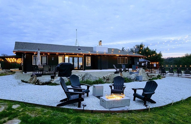Luxe Mountain Retreat: 8 Beds, Game Rm, Epic Views, Spa, Pool & Ultimate Comfort