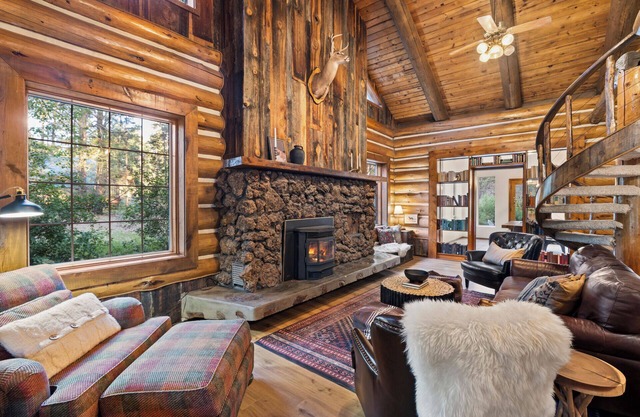 4,100 sf Luxury Log Cabin on the Creek. - 2 ensuites, Kid Friendly, AC