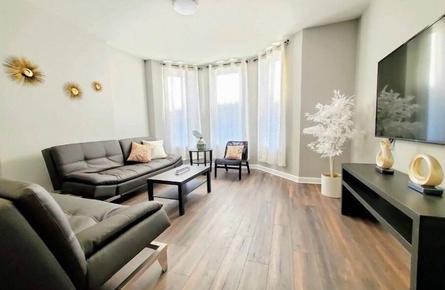4 #1S - 4 Bedroom / 1.5 Bath Condo near McCormick Place, Wintrust Arena