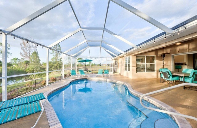 4/2 Heated Pool Home Turquoise Anchor Sleeps 10 Near Downtown Ft. Myers
