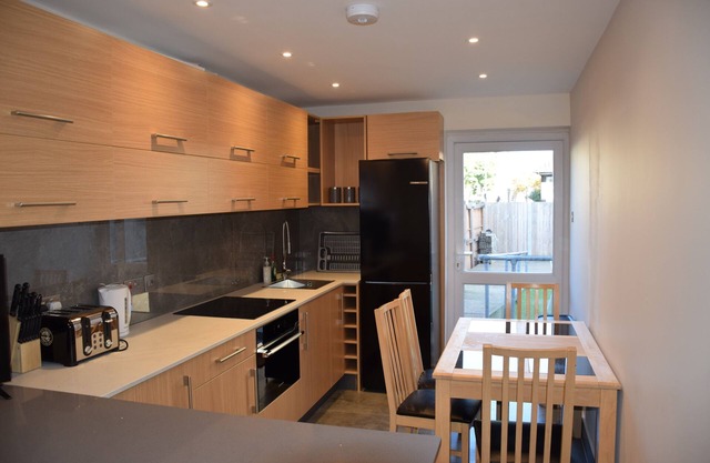 4/5 Bedrooms house, 2 Bathrooms, Sleeps11, 10 min. tube station