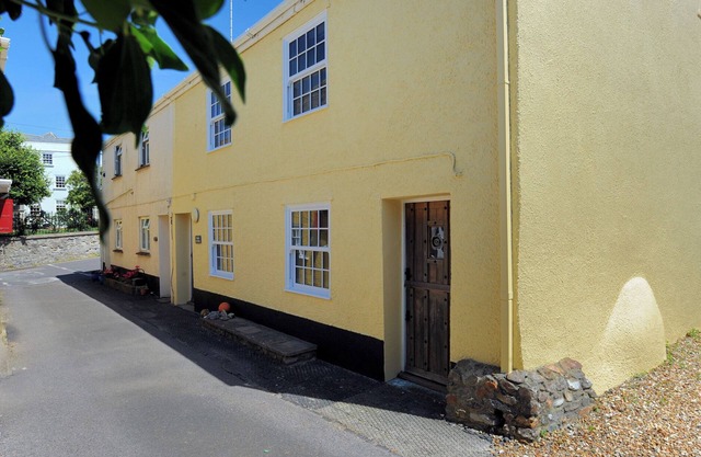 4/5 GEORGES SQUARE, pet friendly, with open fire in Lyme Regis