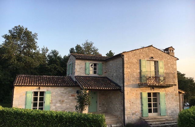 (4. 9/5) Vue piscine et mer depuis le balcon: Belle villa neuve en pierre d'Istrie