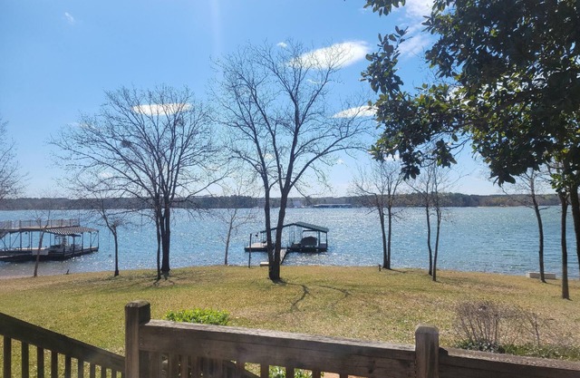 4-928L Hartwell Marina Vista - Pets welcome - WIFI - Level LAKEFRONT Lot