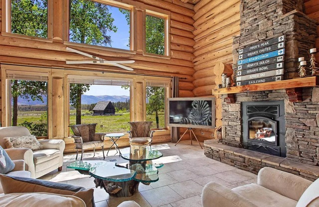 4 Acre Luxury Log Cabin Minutes from Skiing, Fishing, Biking, Golf, and Boating