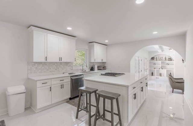Professionals, King, 5 TVs, 4 Acres