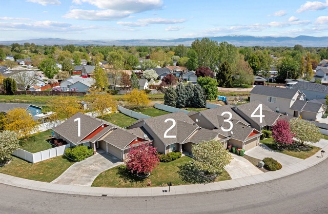 4 Adjacent Homes—Great for Families - Sleeps 32!
