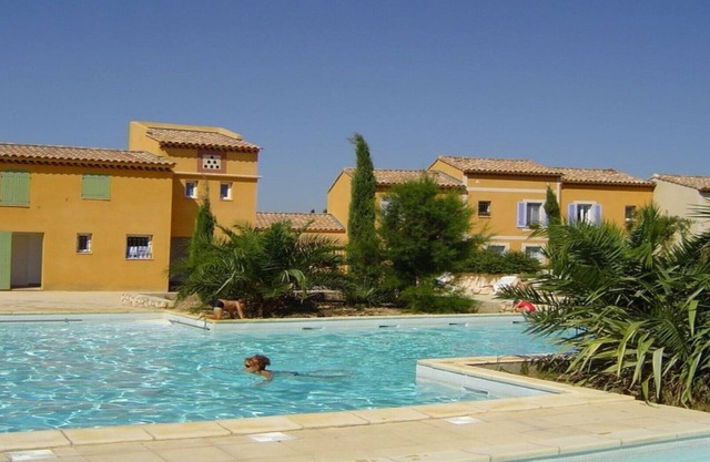 MAISON CLIMATISEE 4 *, 6 personnes, JARDIN clos arboré, PISCINES collectives.