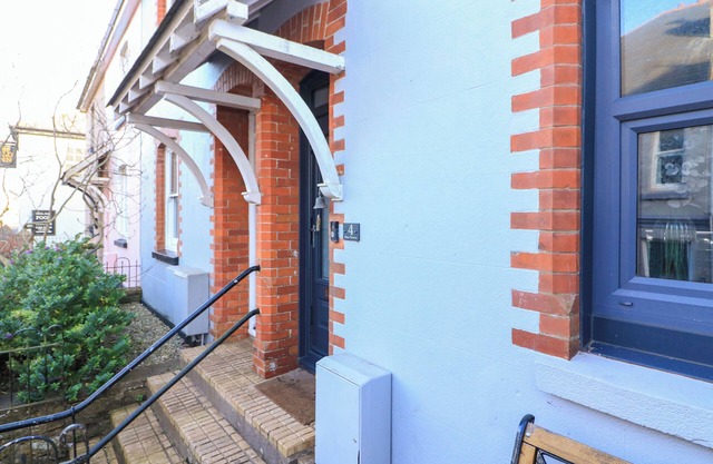 4 ALMA TERRACE, pet friendly, with open fire in Malborough