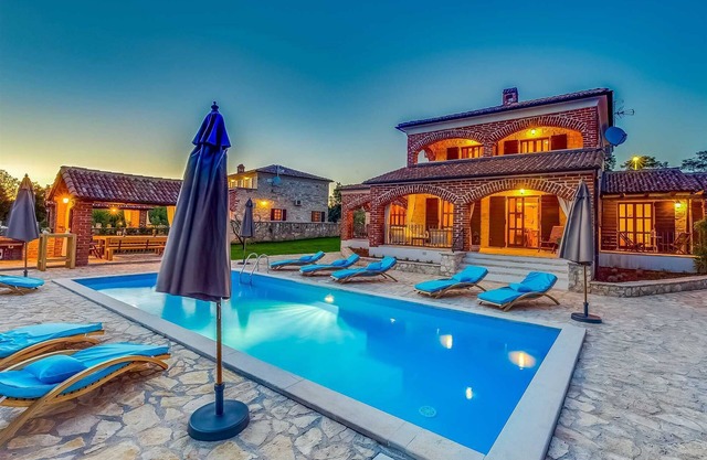 Villa 4 chambres avec piscine et très grand jardin