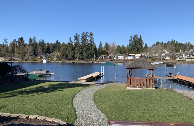 4 BDR / 2 BA Waterfront Home situé sur le magnifique lac Stevens.