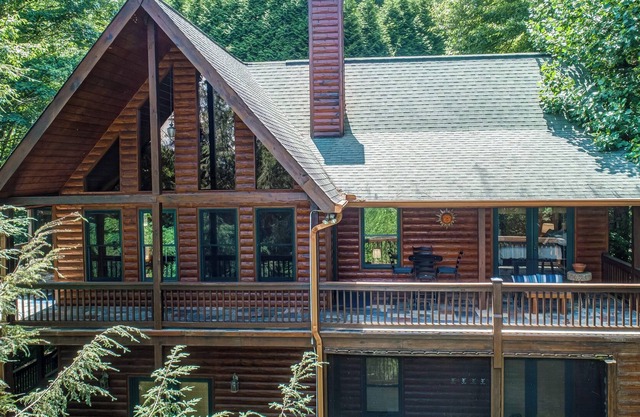 4 BDR Cabin in the Heart of Blue Ridge! Secluded Yet Close to Everything