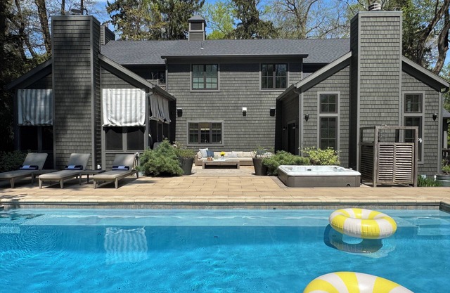 4 bdrm, 3.5 bath retreat w/pool, spa, large yard & fire pit. 5 min walk to beach