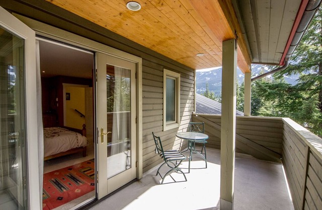 5 Bdrm / 3 Bath / 5 min à pied du village