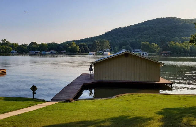 4 Bdrm / 3 Bath Luxury Home Directly On Water in Honeycomb w / Easy Docking Pier
