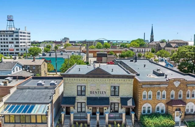 4 bdrm Condotel w/ Garage in Walker's Point