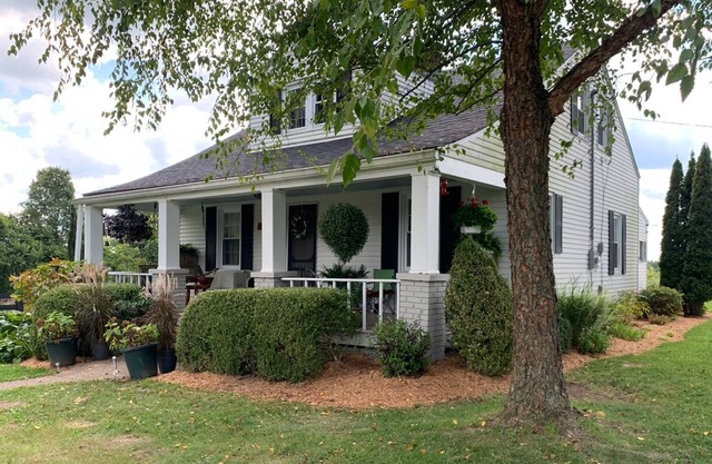 4-bdrm. farmhouse in enjoyable Mount Olivet with beautiful views. Near Maysville