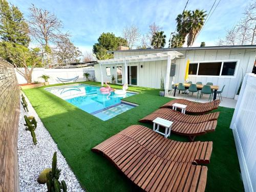 4 Bed Modern Pool House with Spa & Game Room