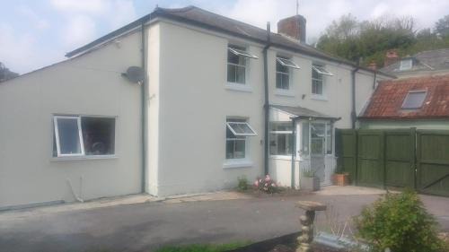 4 Bed-2 Bath-Sleeps 8-Large Garden-Pet Friendly