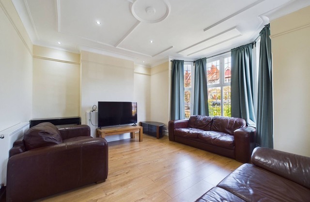 4 bed | 3 bath | garden | dedicated parking. Close to transport + shops + park.