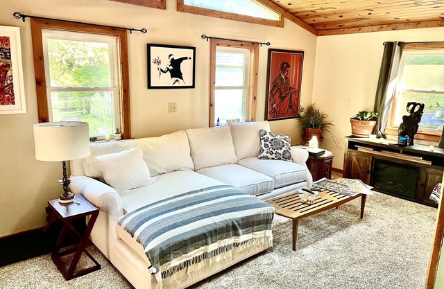 4 Bed / 3 Bath with Hot Tub & Courtyard