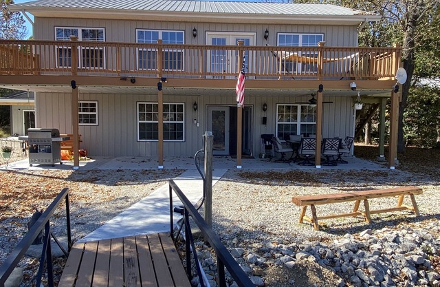 4 bed / 3bath Lakefront Cabin with Dock! Ha-Ha Tonka State Park!