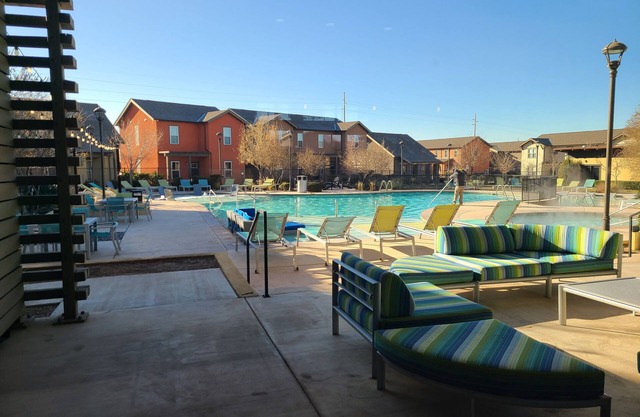 4 bed/4 bath Home for Families, Teams, Coworkers - Pool, Spa, Hot Tub, Offices