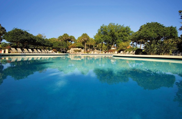 Greenside Oasis: 4BR Golf + Waterfront Villa