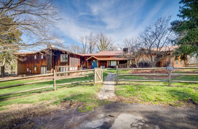 4 bed 4 bath pool and hot tub overlooking the river