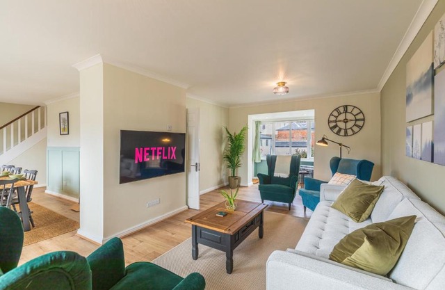 4 Bed City House with Private Garden and Parking