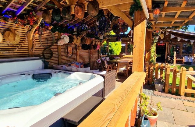 Moderne-Maison-Vue sur Jardin-Salle de bain partagée-Cottage